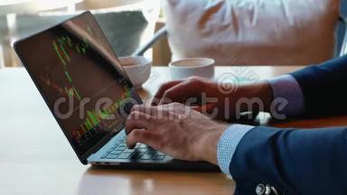 一个商人在咖啡馆里用笔记本电脑工作，喝咖啡休息，用电脑键盘打字，还有一个时间表